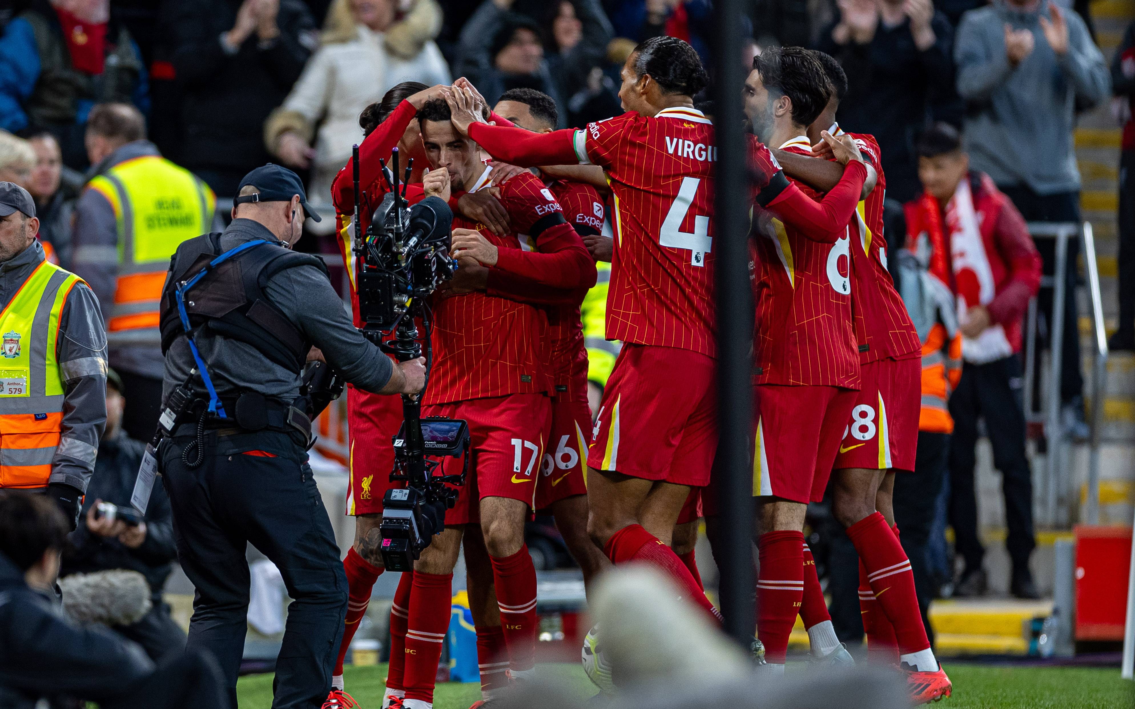 利物浦主场大胜切尔西，领跑英超的简单介绍