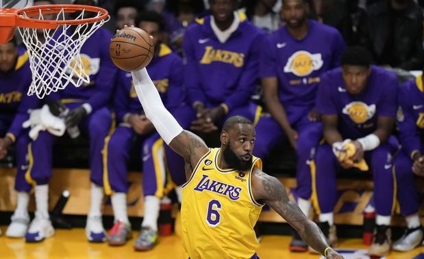 广东队完胜灰熊，詹姆斯高光表现